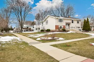 2004 E Parkview Cir, Hoffman Estates, IL 60169 - Photo 3