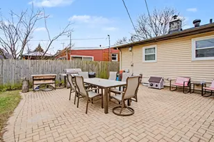 1403 S Robert Dr, Mount Prospect, IL 60056 - Photo 3