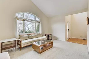 102 N Crooked Lake Ln, Lindenhurst, IL 60046 - Photo 7