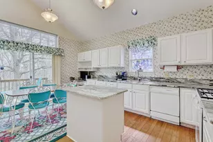 102 N Crooked Lake Ln, Lindenhurst, IL 60046 - Photo 9