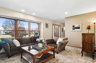 302 Chateau Dr, Buffalo Grove, IL 60089 - Photo 3