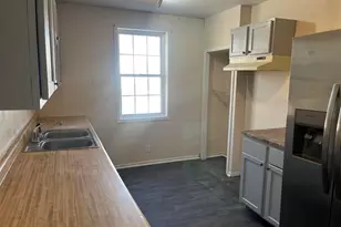 458 S Float Ave, Freeport, IL 61032 - Photo 5