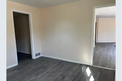 458 S Float Avenue, Freeport, IL 61032 - Photo 7