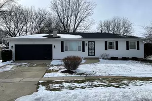 690 Renee Dr, South Elgin, IL 60177 - Photo 1