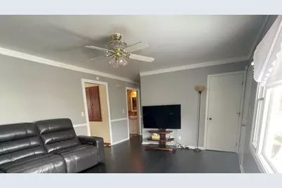 690 Renee Drive, South Elgin, IL 60177 - Photo 3