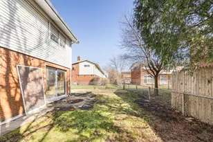 8909 Robin Dr, Des Plaines, IL 60016 - Photo 23