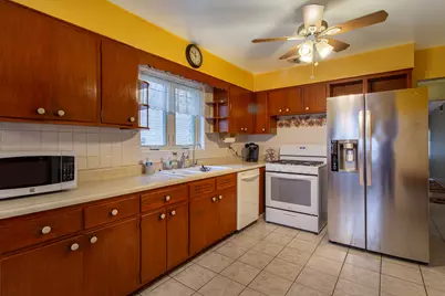 5428 W Sunnyside Avenue, Chicago, IL 60630 - Photo 9