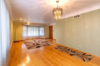 5428 W Sunnyside Avenue, Chicago, IL 60630 - Photo 3