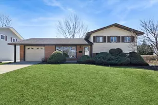 465 W Newport Rd, Hoffman Estates, IL 60169 - Photo 1
