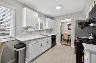 37 Monterey Dr, Vernon Hills, IL 60061 - Photo 5