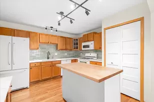 352 Normandie Dr, Sugar Grove, IL 60554 - Photo 7