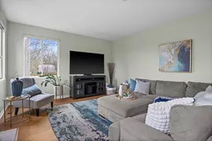 1995 Colchester Ave, Hoffman Estates, IL 60192 - Photo 15