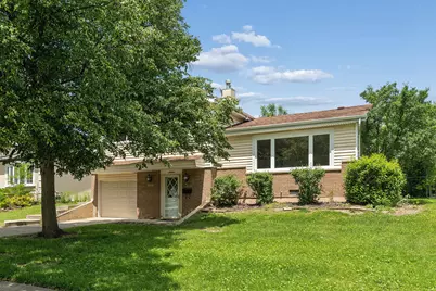 9018 Forest Lane E, Hickory Hills, IL 60457 - Photo 3