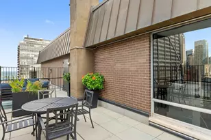 201 E Chestnut St, Chicago, IL 60611 - Photo 15