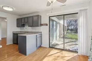 951 Yosemite Trail, Roselle, IL 60172 - Photo 5