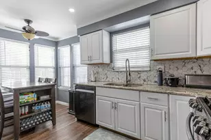 325 Green Knoll Ln, Streamwood, IL 60107 - Photo 9