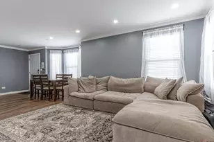 325 Green Knoll Ln, Streamwood, IL 60107 - Photo 5