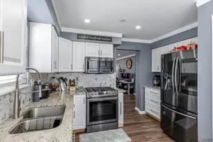 325 Green Knoll Ln, Streamwood, IL 60107 - Photo 7