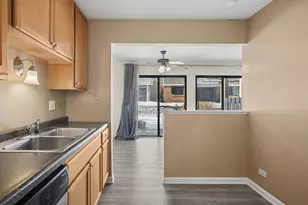 402 Sandalwood Ln, Schaumburg, IL 60193 - Photo 9