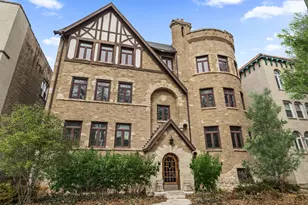 2322 W Farwell Ave, Chicago, IL 60645 - Photo 1