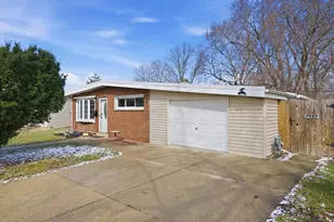 7932 W 98th Pl, Hickory Hills, IL 60457 - Photo 3