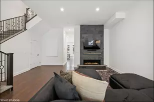 215 N Green St, Chicago, IL 60607 - Photo 3