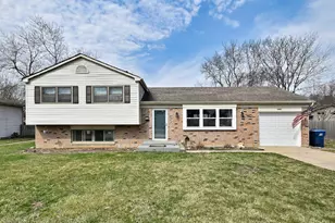 966 Aberdeen Dr, Crystal Lake, IL 60014 - Photo 1