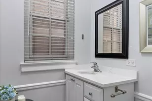 210 E Pearson St, Chicago, IL 60611 - Photo 17