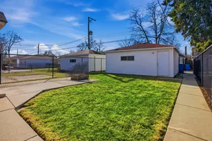 10424 S Forest Ave, Chicago, IL 60628 - Photo 29