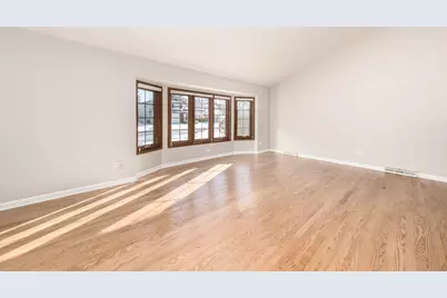 8332 N Knight Avenue, Niles, IL 60714 - Photo 7
