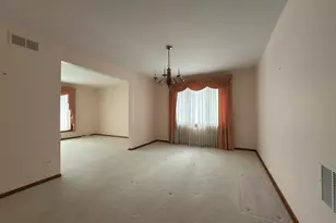 7700 Apple Tree Ln, Willowbrook, IL 60527 - Photo 3