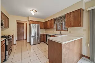1775 Lakeview Dr, Wheeling, IL 60090 - Photo 3