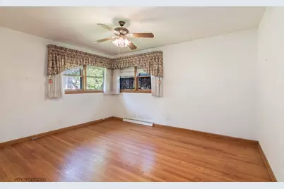109 W Berkshire Lane, Mount Prospect, IL 60056 - Photo 7