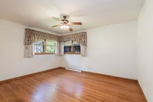 109 W Berkshire Ln, Mount Prospect, IL 60056 - Photo 7