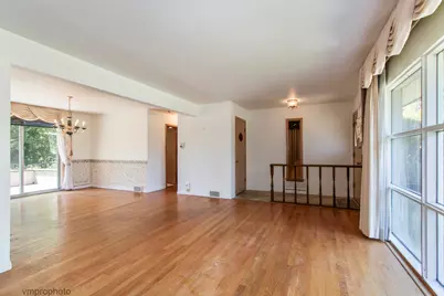 109 W Berkshire Lane, Mount Prospect, IL 60056 - Photo 5