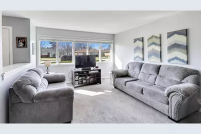 915 S Na Wa Ta Avenue, Mount Prospect, IL 60056 - Photo 5