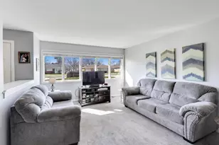 915 S Na Wa Ta Ave, Mount Prospect, IL 60056 - Photo 5