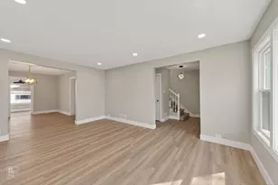 8047 S Kingston Ave, Chicago, IL 60617 - Photo 3