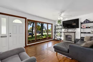 875 S York St, Elmhurst, IL 60126 - Photo 3