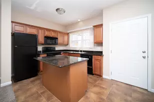 635 Stonegate Dr, Sycamore, IL 60178 - Photo 3