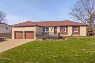 205 N Crestview Dr, Pontiac, IL 61764 - Photo 1