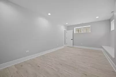 2323 W Farragut Avenue, Chicago, IL 60625 - Photo 23