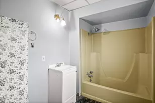 627 N 14th St, Dekalb, IL 60115 - Photo 23