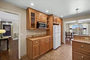 2700 E Bel Aire Dr, Arlington Heights, IL 60004 - Photo 7