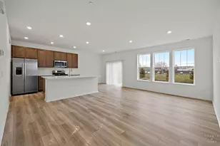 624 Cassia Ct, Crystal Lake, IL 60012 - Photo 3