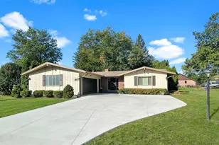 1318 Ridgefield Rd, Freeport, IL 61032 - Photo 1