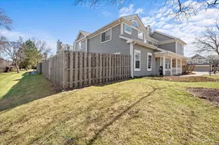 184 Woodstone Dr, Buffalo Grove, IL 60089 - Photo 3