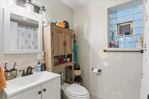 2032 W Birchwood Ave, Chicago, IL 60645 - Photo 15