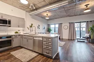 807 Davis St, Evanston, IL 60201 - Photo 3