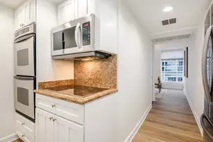 260 E Chestnut St, Chicago, IL 60611 - Photo 9